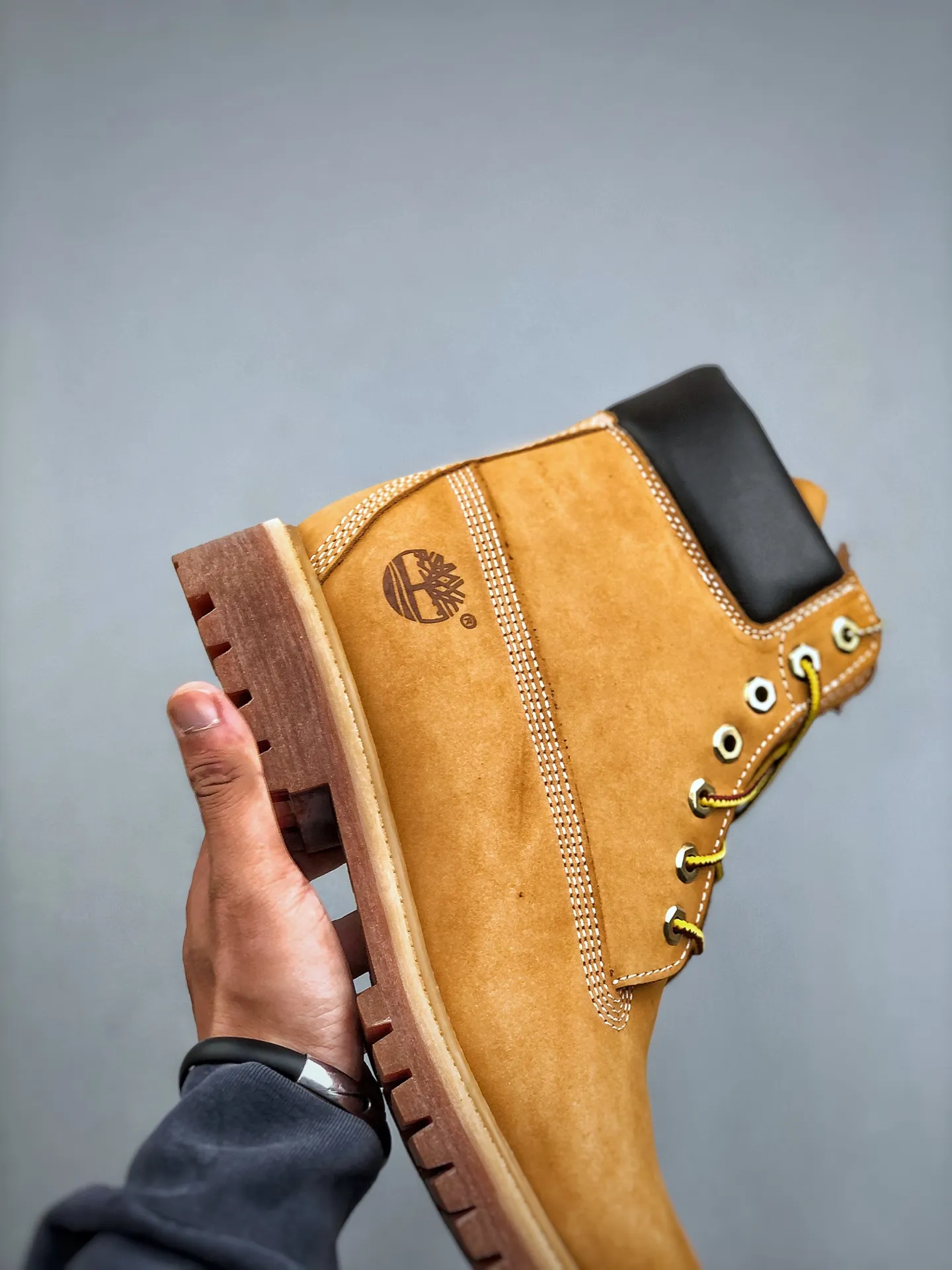 Local self-pickup💰800 supports store placement, get the pure and original top quality, one-to-one original development version Timberland can’t be beaten/classic yellow high-top [Female six-hole model 10361 Men’s seven-hole model 10061] Channel version of something, produced by Zhuhai OEM factory, Hong Kong purchasing agent of Hong Kong, unified channel delivery order, consistent quality of something, no need to emphasize gorgeous copywriting, just a brief introduction of materials, analysis of original genuine process, imported waterproof frosted cowhide, purple light logo anti-counterfeiting mark, precise computer sewing line, four-line parallel process, 10,000 times horizontal folding dynamic waterproofing, one-piece molding injection molding process ( ⚠️The difference is the cold-glued one-piece version) Rubber non-slip outsole is durable and wear-resistant. Fully genuine cowhide collar/lining/sole. Equipped with anti-fatigue shock-absorbing honeycomb insole. Extremely comfortable. Extremely practical for daily life. Classic, simple and easy to match. Essential for wind, rain, thunder, lightning, water, cold and heat insulation. Full set of cabinet packaging accessories (comes with shoelaces, cleaning eraser, and counter bag) Size: 35 36 37 37.5 38 38.5 39 39.5 40 41 41.5 42 43 43.5 44 44.5 45 one size larger. Authentic official website consistent size